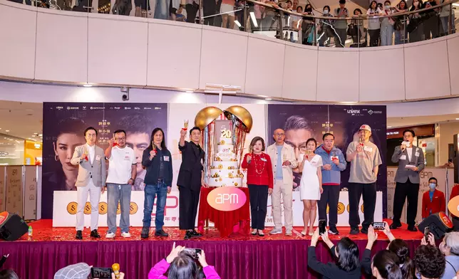 一眾嘉賓進行切蛋糕及祝酒儀式。