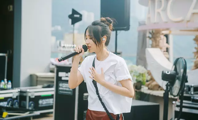 Windy換上隨性輕裝再次登場。