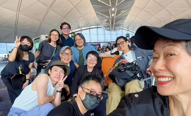 《唔講得》台前幕後香港機場離港前大合照留念。