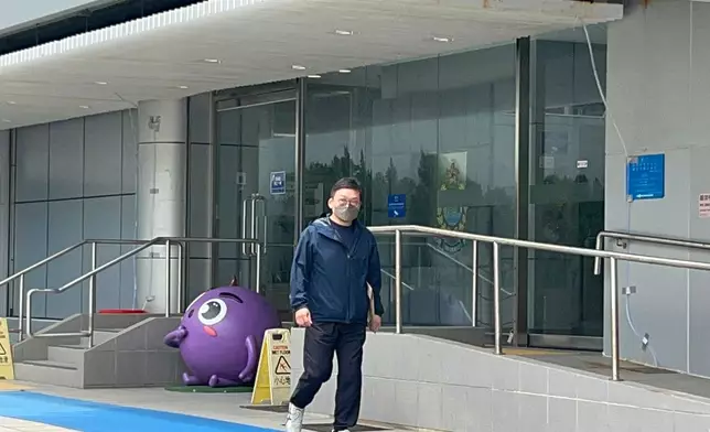 鄭敬基表弟則於中午12時30分完成調查，離開沙田警署。巴士的報記者攝