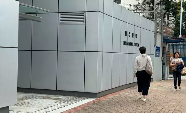 鄭敬基表弟婦於早上11時30分在田心警署完成調查，離開警署。巴士的報記者攝