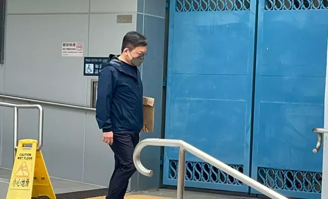 鄭敬基表弟則於中午12時30分完成調查，離開沙田警署。巴士的報記者攝