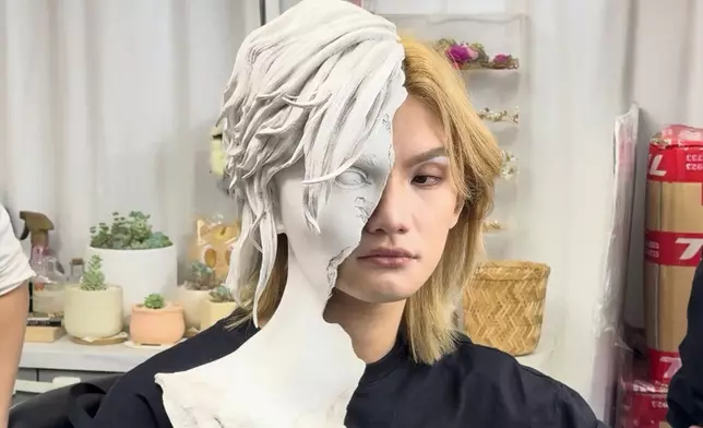 演唱會海報主視覺以「半雕像半真人」的衝突形象呈現。