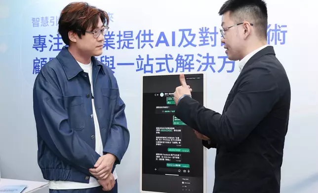 啟豪細心聆聽技術簡介。