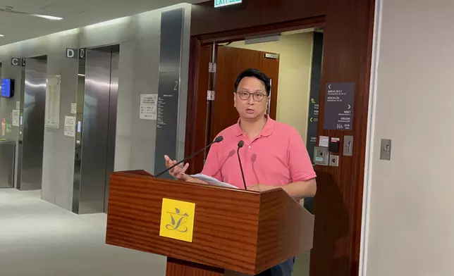 鄧家彪，巴士的報記者攝