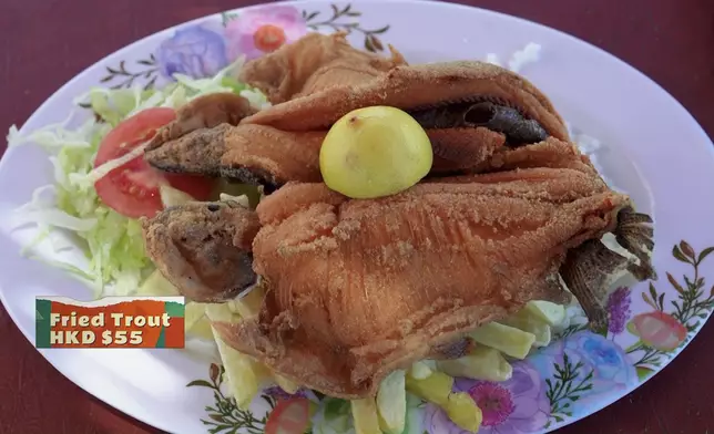 品嚐了現撈現炸的鱒魚。