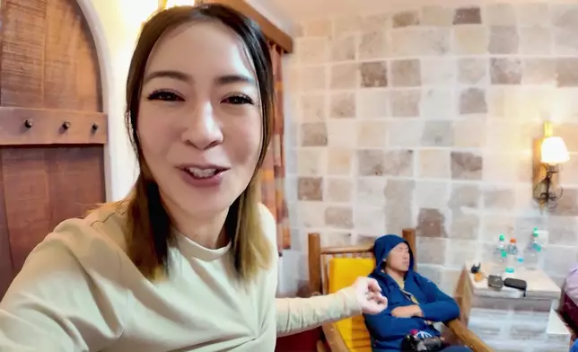 前往天空之鏡的途中，Christy老公有十分嚴重的高山反應。