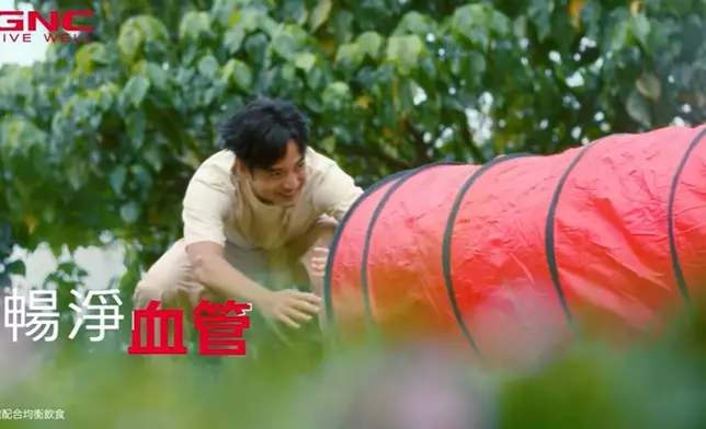 別出心裁地安排Alex與6歲小演員上演溫馨父女情。