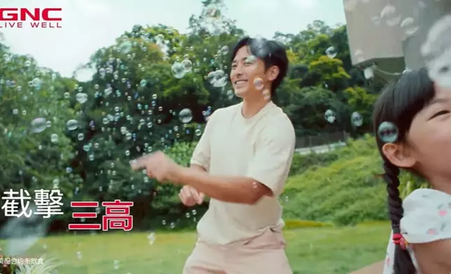 Alex在廣告中以一身Fit爆的身型及凍齡外表示人。