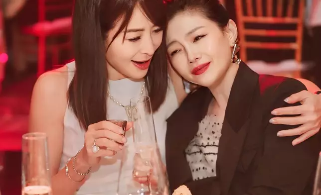好友賈永婕響應小S的號召，貼出與大S的合照。