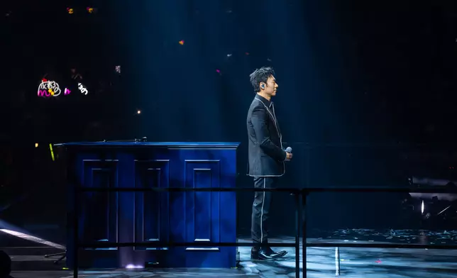 當然少不了老公許志安。