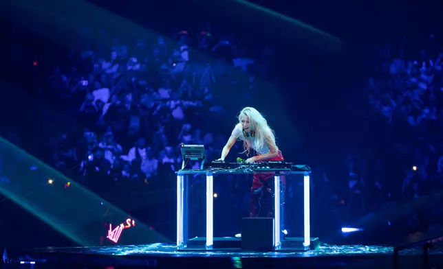 Sammi在encore化身「DJ Sammi」演唱《煞科》兼打碟。