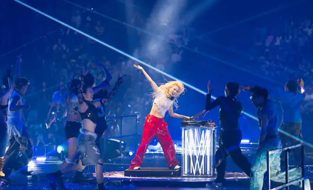 加上40位dancers。