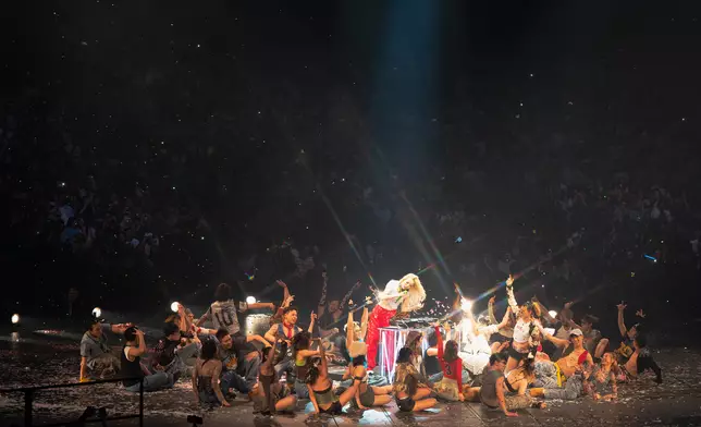 令演唱會舞台變成disco舞池。