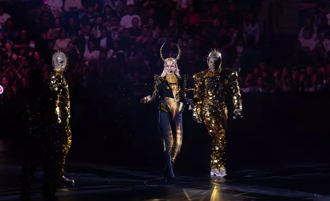 換上全新黑色閃爆造型、配上一頭長金髮和金色面具。