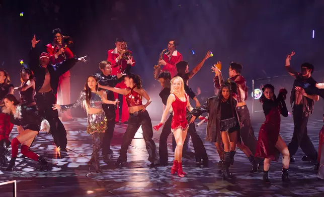 加上40位Dancers，走勻全場，邊唱邊跳。