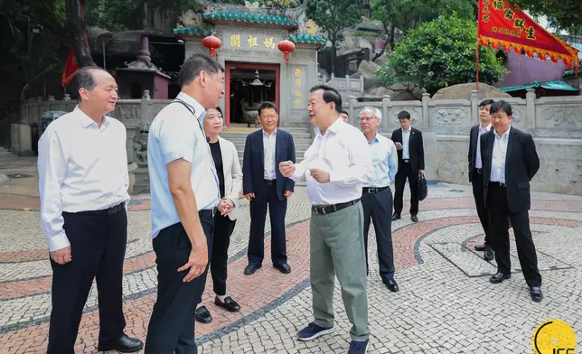 夏寶龍10日到媽閣廟參觀。澳門新聞局圖片