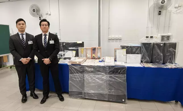 元朗警區刑事部總督察袁皓霆（右）及重案組督察何安生（左）展示證物。