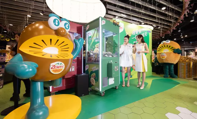 陳茵媺與司儀梁嘉琪討論夾公仔的策略。