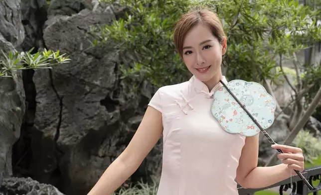 緊身剪裁完美勾勒凹凸曲線