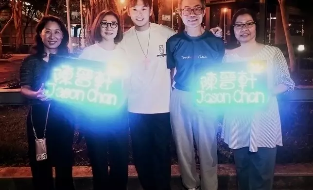 Jason媽媽（左二）及小學老師（右二）現身支持，令他驚喜又感動。