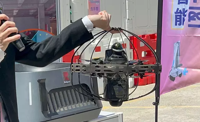 室内自主飛行無人機適用於樓梯、商場、密閉空間等複雜環境的巡檢，提升檢測安全性並減少人員進入高風險區域的機會。巴士的報記者攝