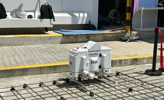 紮鐵機械人廣泛應用於道路、橋樑、隧道等基礎設施建設，可以全自動完成鋼筋網片中心區大面積的綁紮工作。巴士的報記者攝