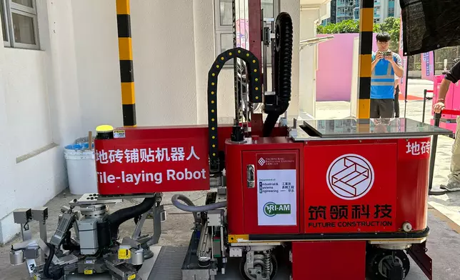 地磚鋪貼機械人的綜合施工效率可達人工施工的4倍以上，適用多種磗型鋪貼以進行全自動鋪貼作業。巴士的報記者攝