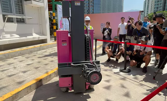 混凝土内牆面打磨機械人對建築内牆面垂直度和平整度不符要求的地方進行打磨，實現全自動打磨修整工作。巴士的報記者攝