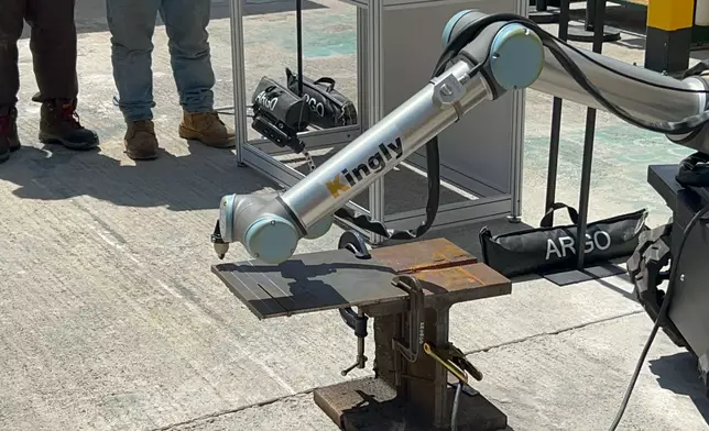 鐵器切割機械人以不同配件整合履帶車、機械臂及等離子切割，配合升降台進行高空遙控作業，降低工人高空工作的風險。巴士的報記者攝