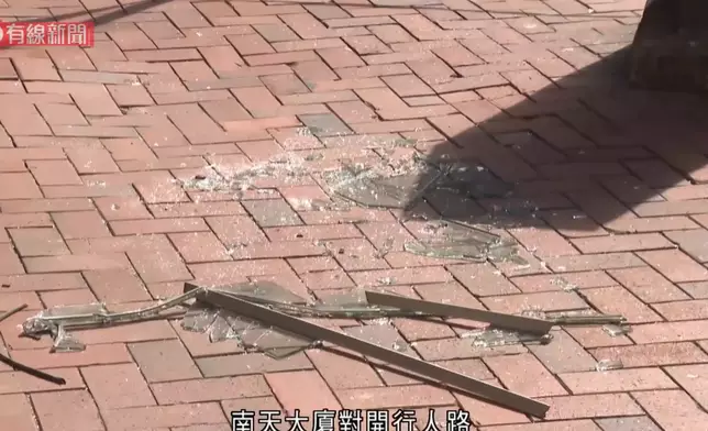 北角英皇道南天大廈早上發生墮鋁窗意外，一名男途人被碎片擊中，受傷送院。有線新聞影片截圖