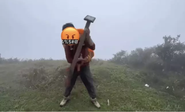 近日內地社交平台小紅書有片段顯示，一名遠足人士搬走麥理浩徑一條標距柱，其後放回原位。網上圖片