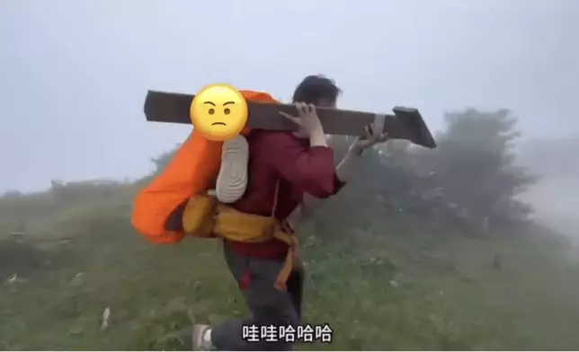 近日內地社交平台小紅書有片段顯示，一名遠足人士搬走麥理浩徑一條標距柱，其後放回原位。網上圖片