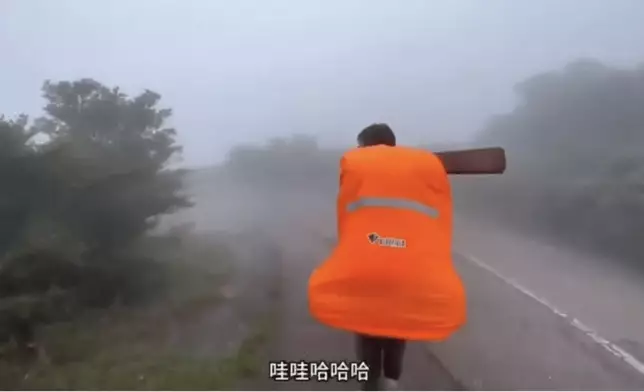 男子之後拔起標距柱，並抬在肩上奔跑起來。網上圖片