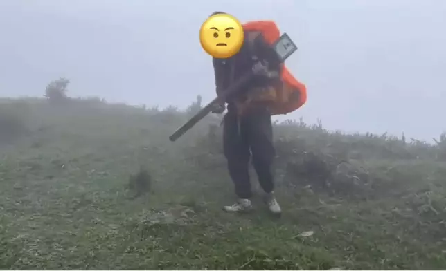 男子其後把標距柱放回原位。網上圖片