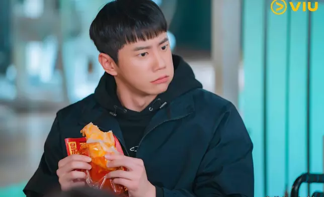 李濬榮飾都賢仲。