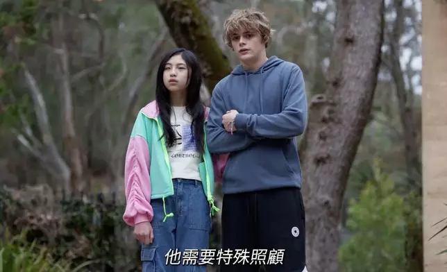黃索拉（左）