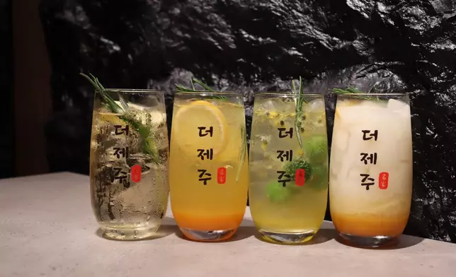 漢拿峰金橘百香果梳打、漢拿峰米酒 HK$48 （圖右2、右1）