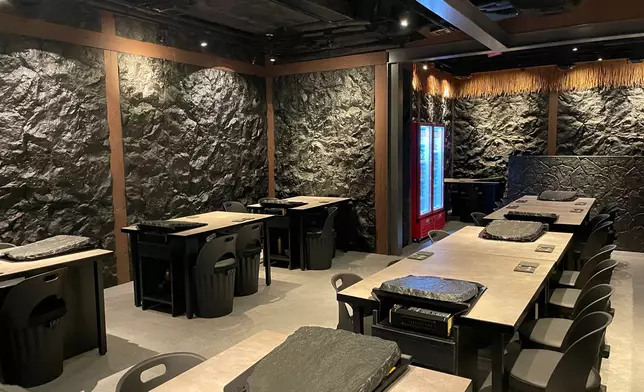 火山岩洞主題設計，24組烤桌重現濟州風情。