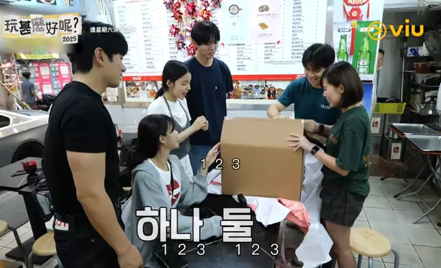 主持帶來一整箱韓國零食交換禮物。影片截圖