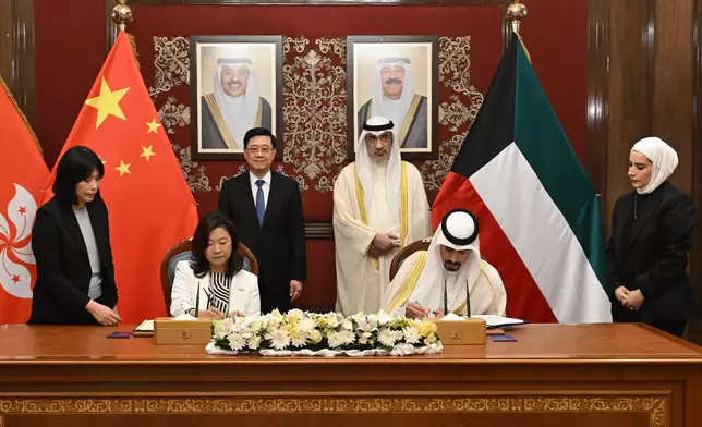 行政長官李家超在科威特出席香港與科威特合作備忘錄簽署儀式。政府新聞處圖片