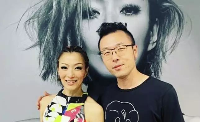 曾和鄭秀文合作。