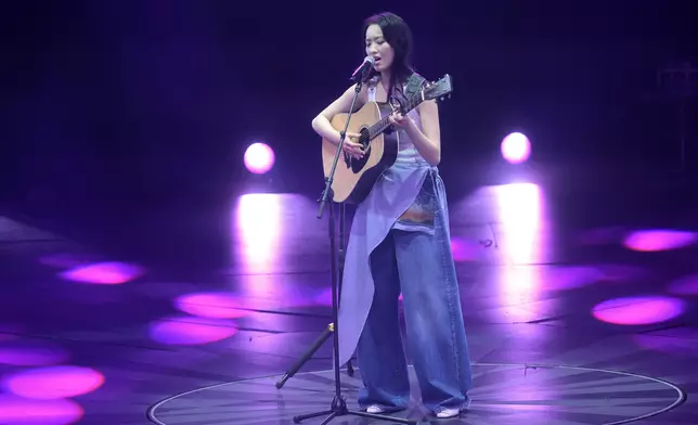 Ashley隨得自彈自唱范曉萱的 《我要我們在一起》。