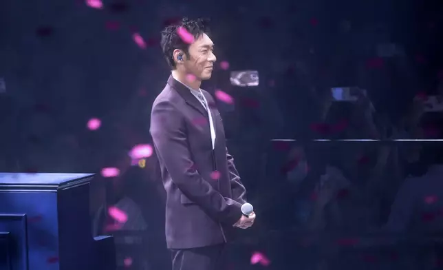 與老公許志安合唱合唱《世紀末煙花》。