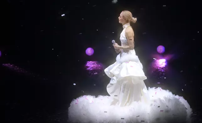 與老公許志安合唱合唱《世紀末煙花》。