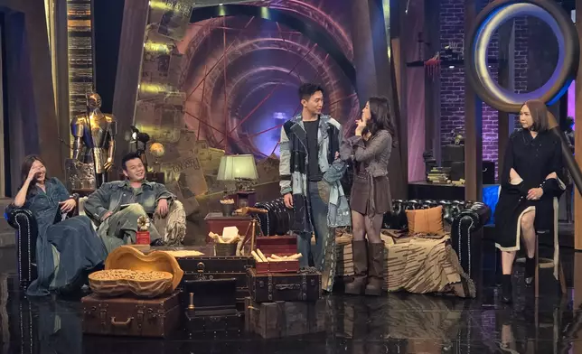 Janae即場指導兩位「花生girls」提昇魅力。