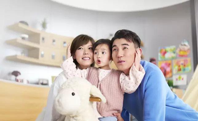 洪永城與太太梁諾妍及大女Amber，首次一家三口拍廣告。