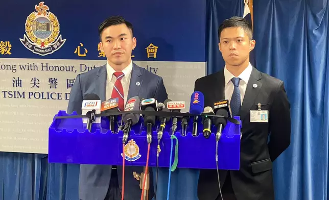 油尖警區刑事總督察林柏喬(左)及重案組第三隊高級督察崔炳熙現向傳媒簡報案情。