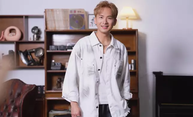 吉吉今日為新書《第三人生》拍攝封面照。