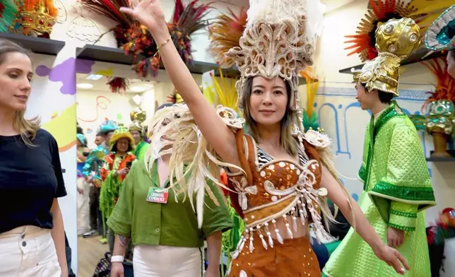 試穿上手工製作的森巴女郎服裝 學習森巴舞